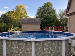 Brown paintbrush wall with Lamark pool frame