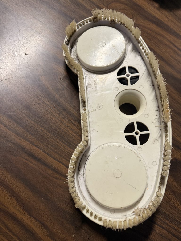 Vacuum head with lots of cuts for massively green pools